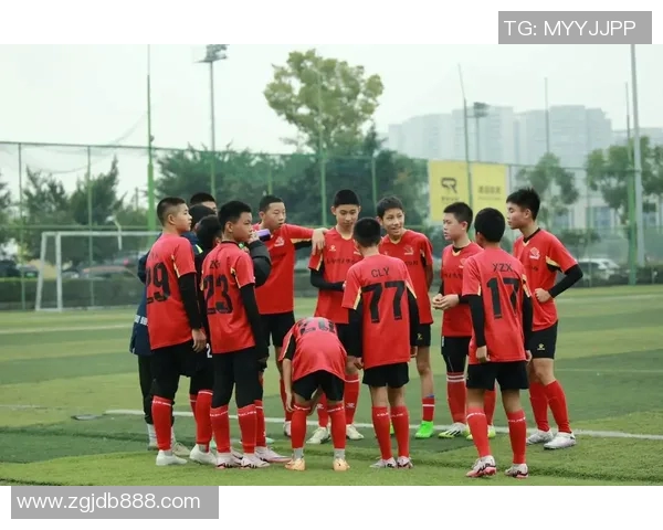 足球巨星笑容瞬间合集 展现球场背后的温暖与力量 足球巨星笑容瞬间合集 展现球场背后的温暖与力量